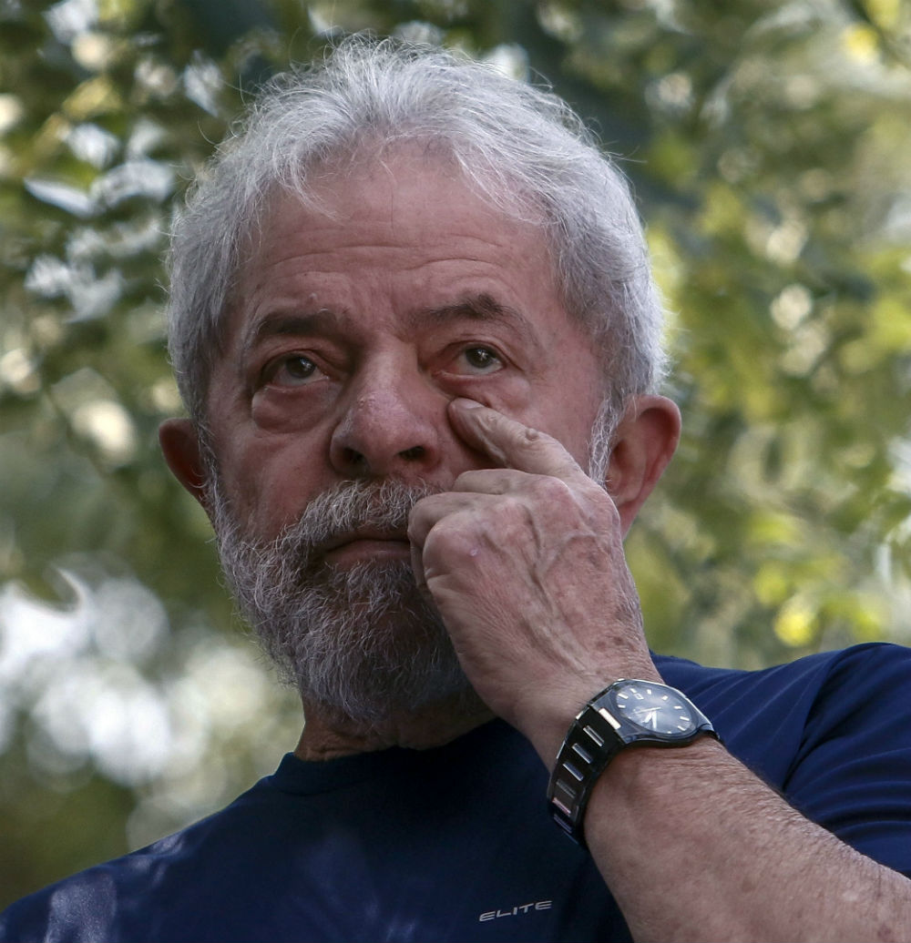 Ex-presidente Lula se entrega à Polícia Federal