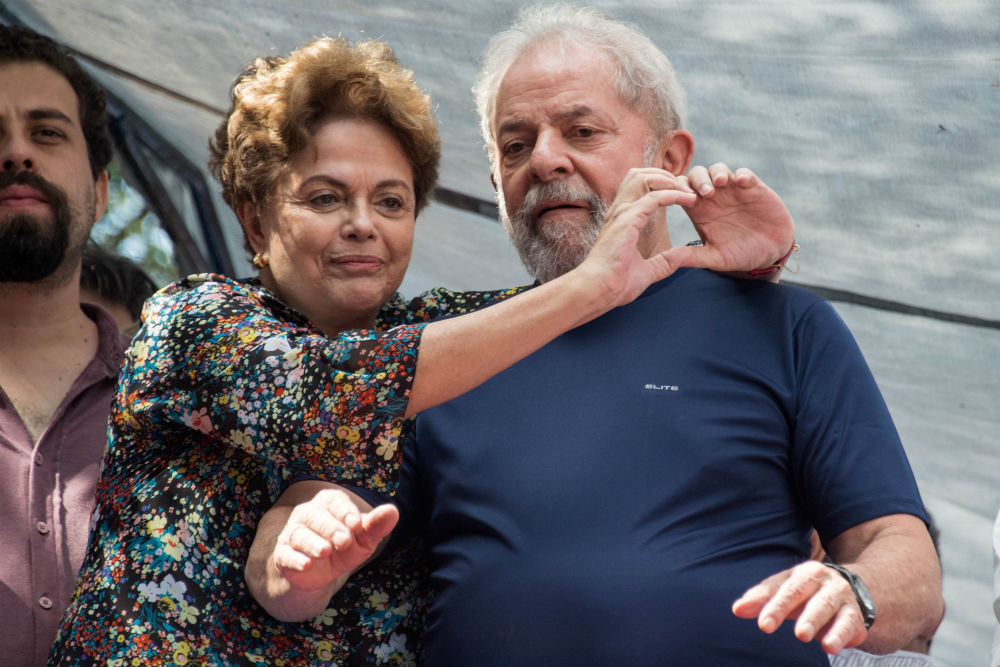 Ex-presidente Lula se entrega à Polícia Federal