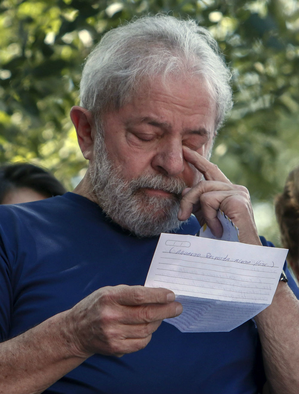 Ex-presidente Lula se entrega à Polícia Federal