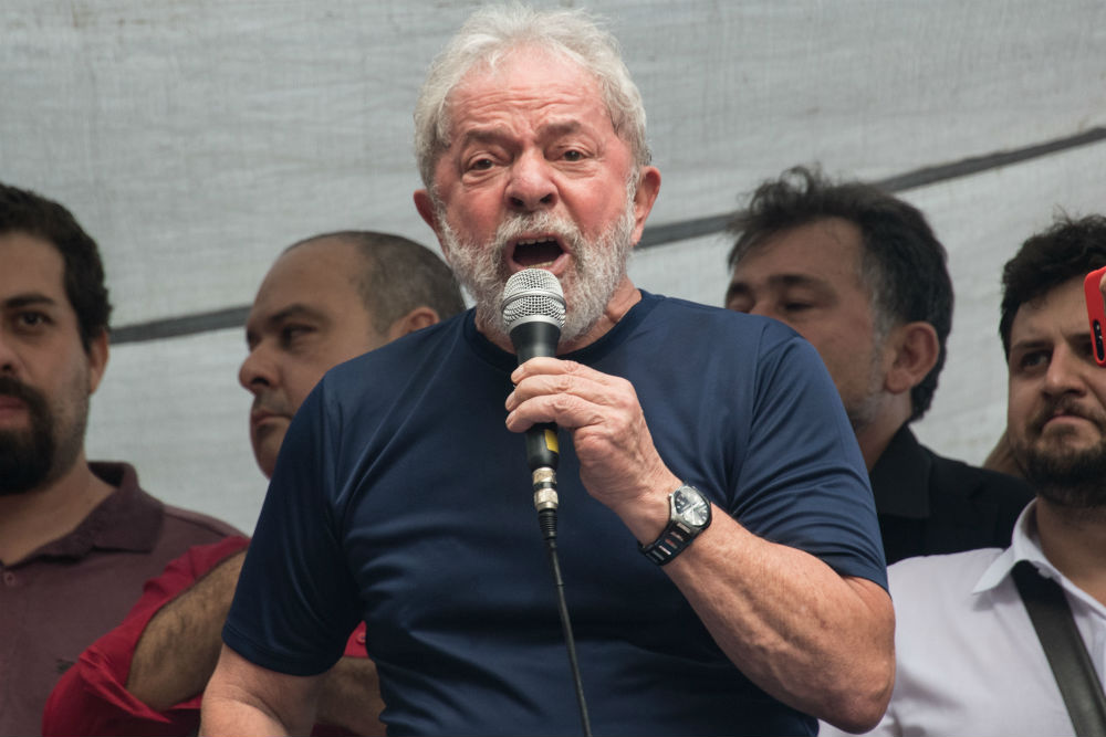 Ex-presidente Lula se entrega à Polícia Federal