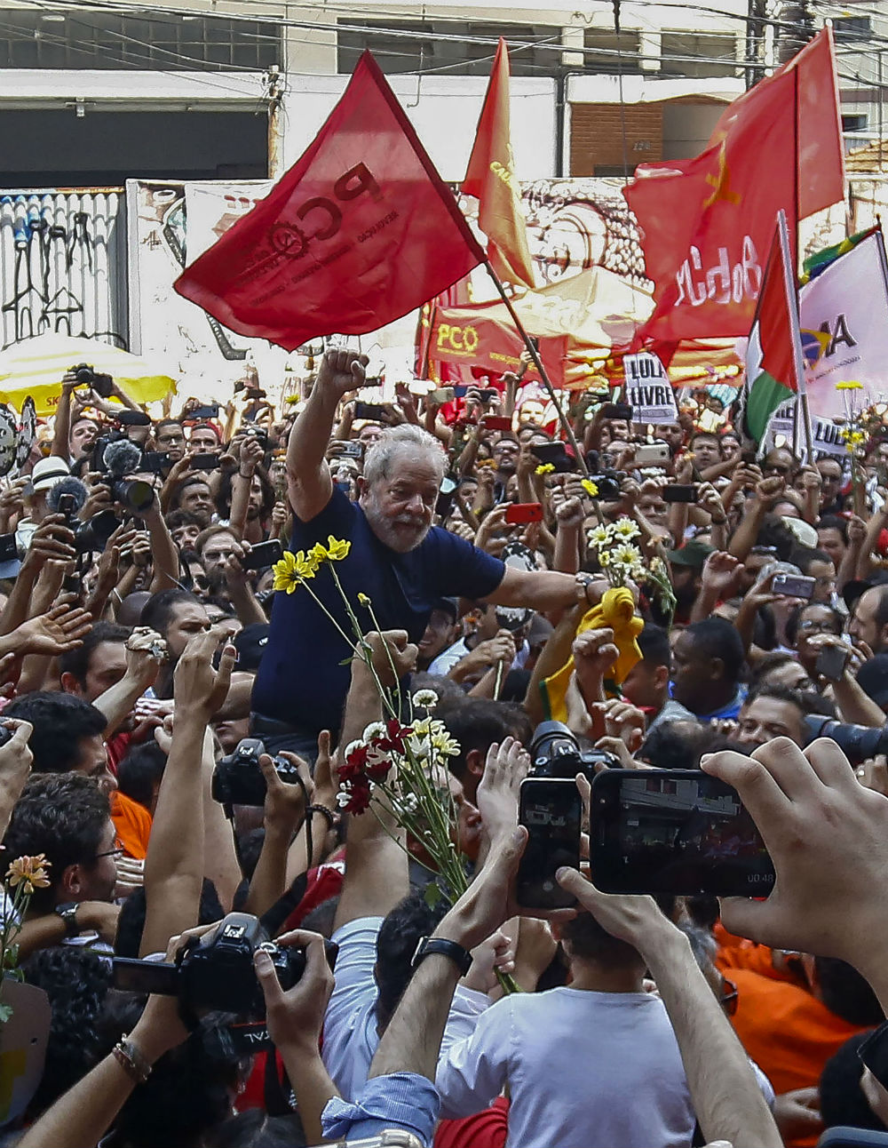 Ex-presidente Lula se entrega à Polícia Federal