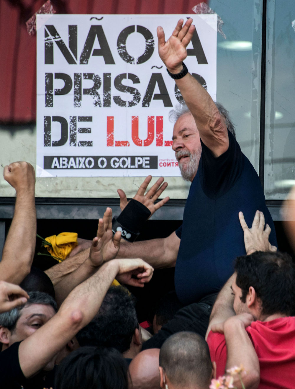 Ex-presidente Lula se entrega à Polícia Federal