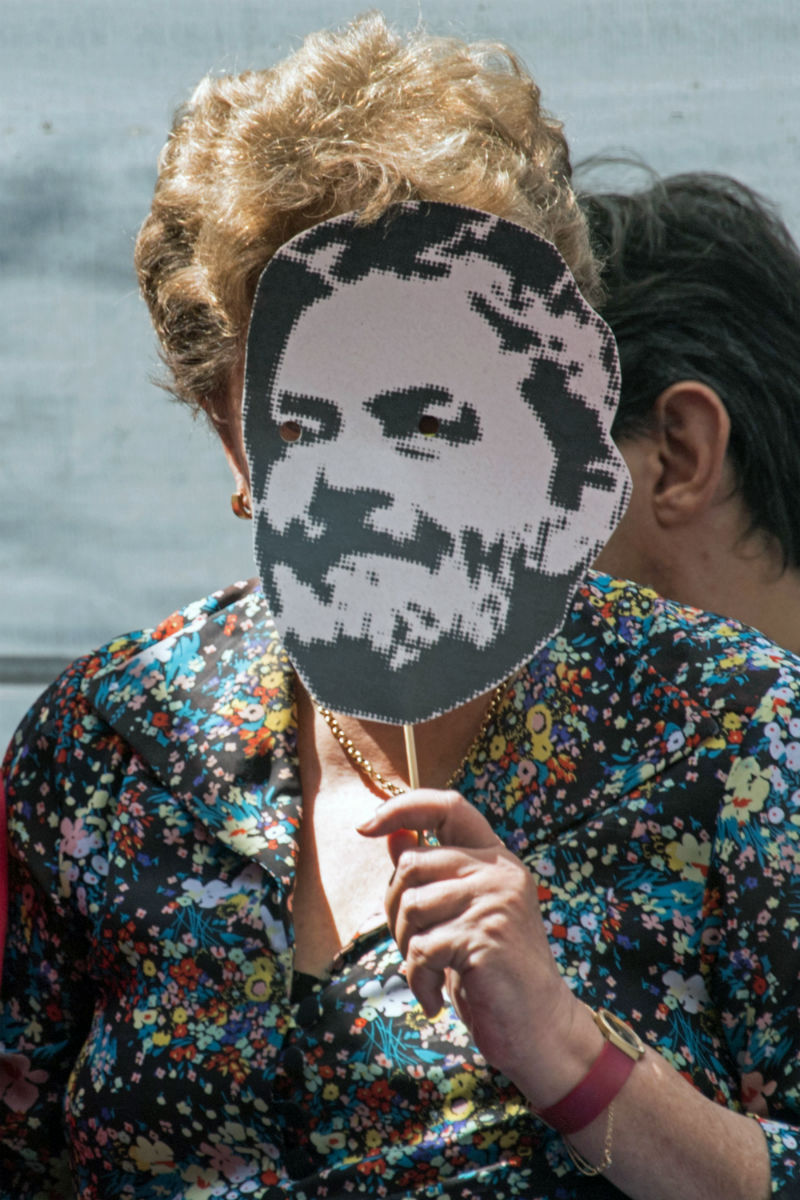 Ex-presidente Lula se entrega à Polícia Federal