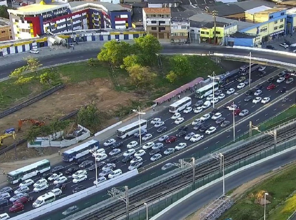 Manifestantes bloqueiam trânsito na região do Shopping da Bahia