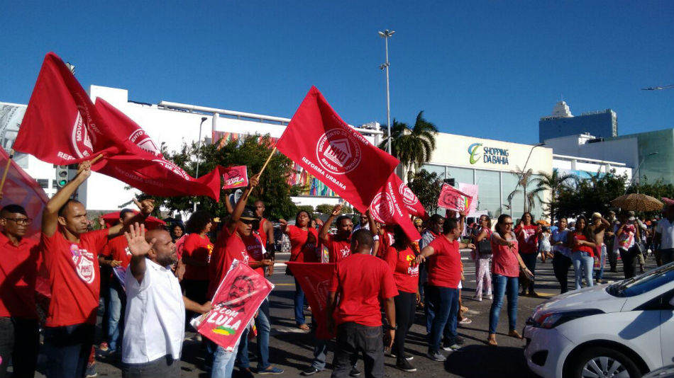 Manifestantes bloqueiam trânsito na região do Shopping da Bahia