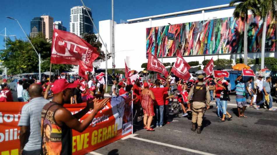Manifestantes bloqueiam trânsito na região do Shopping da Bahia