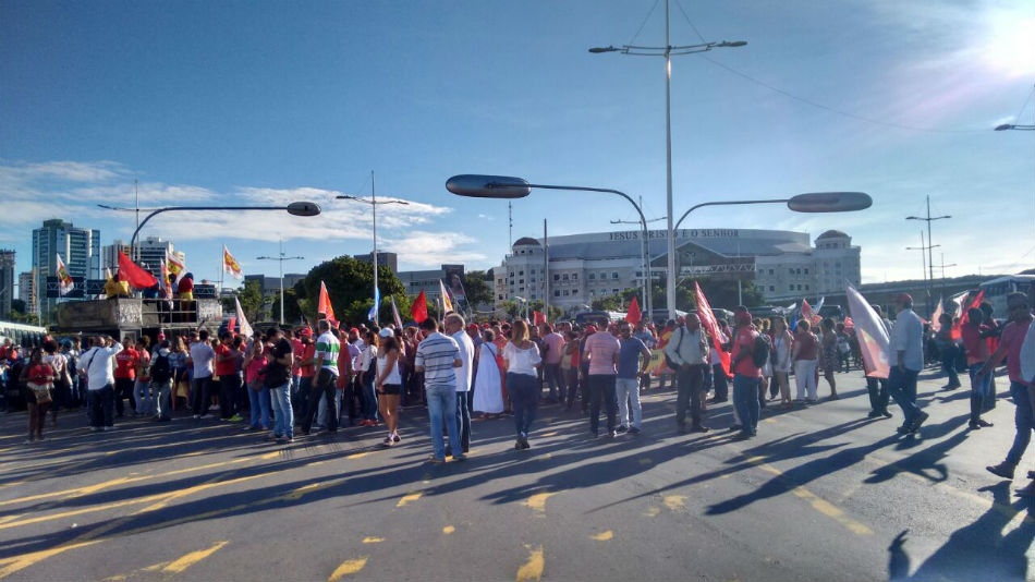 Manifestantes bloqueiam trânsito na região do Shopping da Bahia