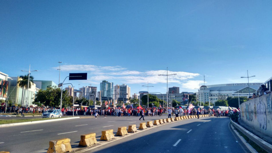 Manifestantes bloqueiam trânsito na região do Shopping da Bahia