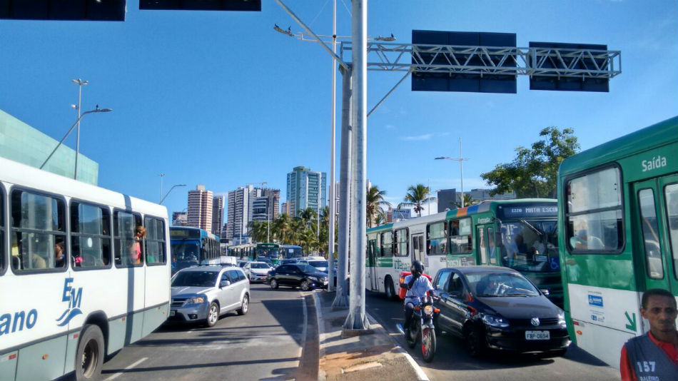 Manifestantes bloqueiam trânsito na região do Shopping da Bahia