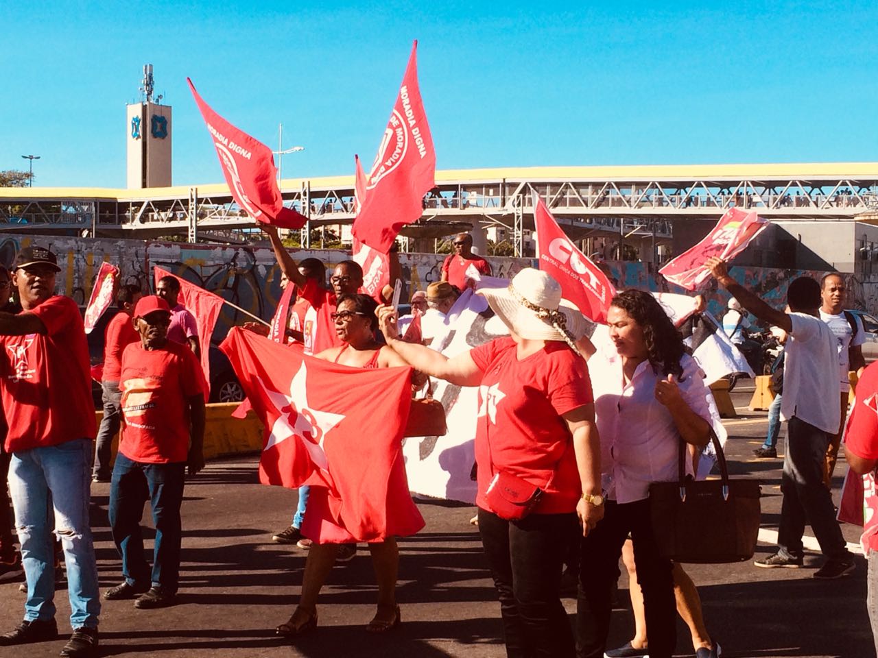 Manifestantes bloqueiam trânsito na região do Shopping da Bahia