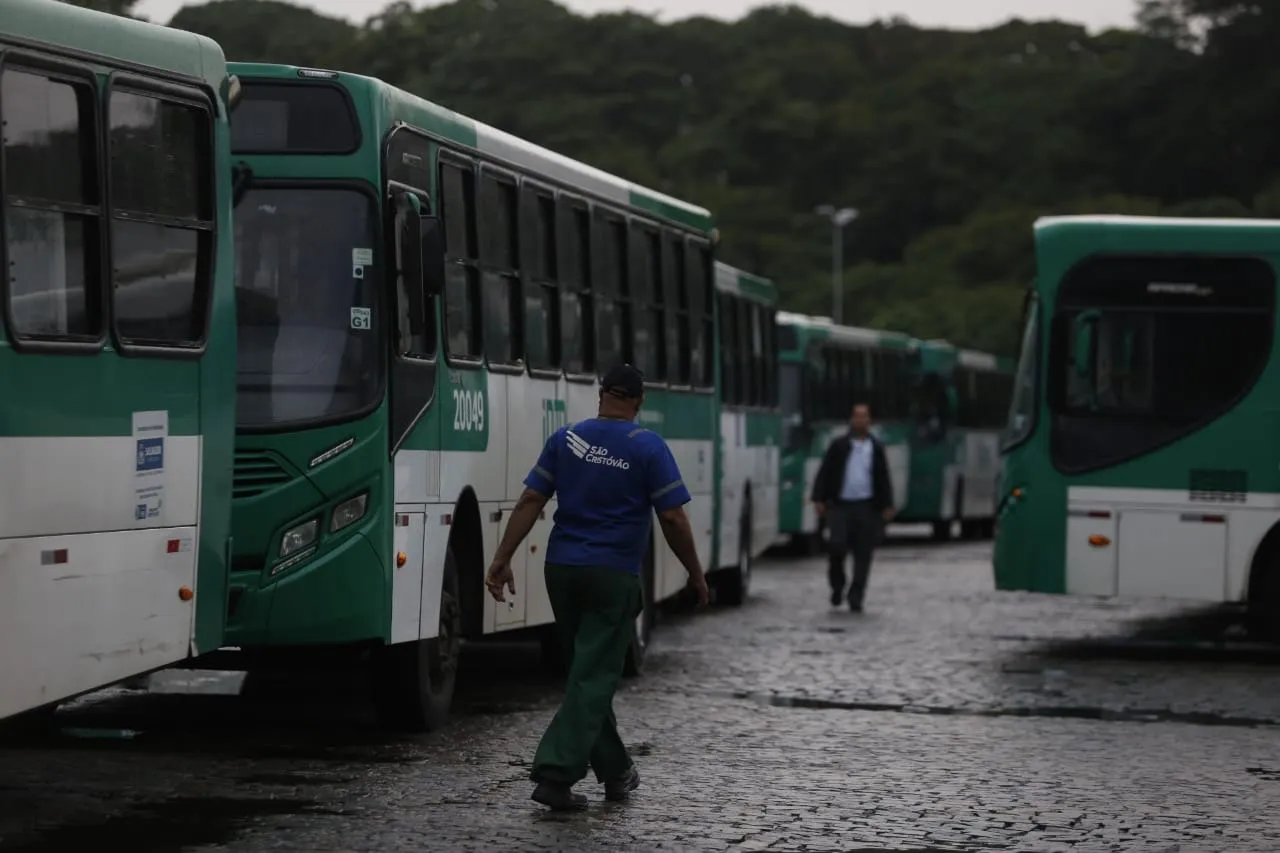 Imagem ilustrativa da imagem Rodoviários fazem paralisação parcial e atrasam saída de ônibus da OT Trans