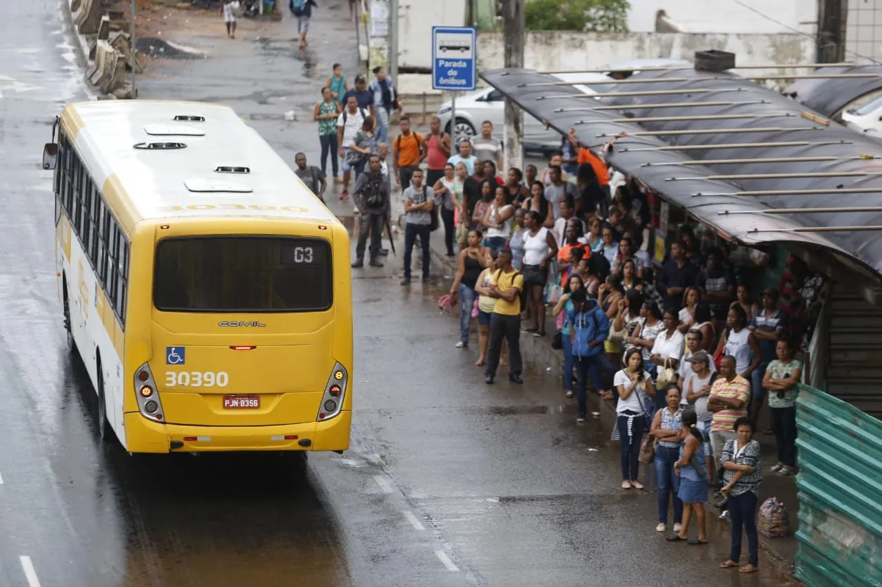 Imagem ilustrativa da imagem Rodoviários fazem paralisação parcial e atrasam saída de ônibus da OT Trans