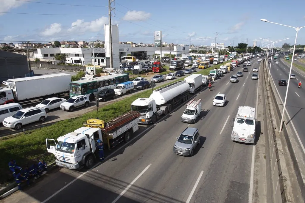 Imagem ilustrativa da imagem Caminhoneiros fecham parcialmente rodovias em oito localidades da Bahia