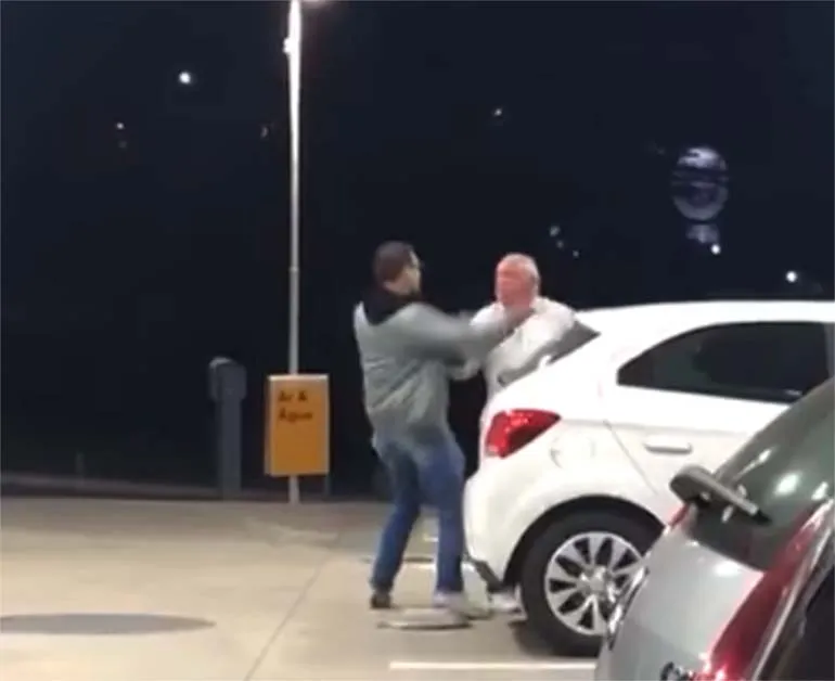 Vídeo mostra um homem mais velho sendo agredido em um posto
