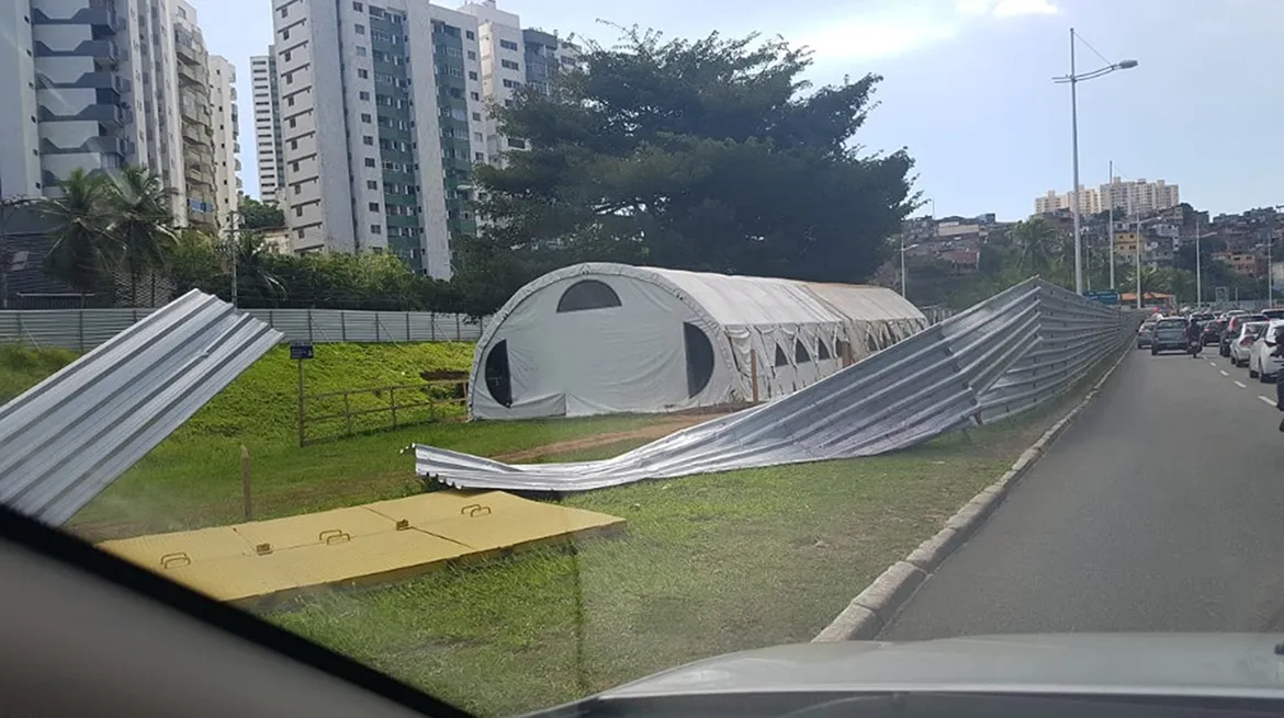 O tapume de isolamento do canteiro de obras inserido pelo Consorcio BRT foi derrubado e também pinchado.