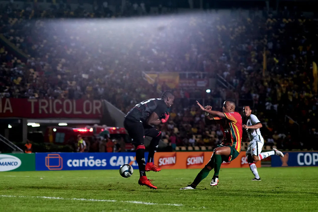 Caíque voltou a ser protagonista ao falhar nos dois primeiros gols sofridos pelo Vitória na derrota de ontem, contra o Tubarão