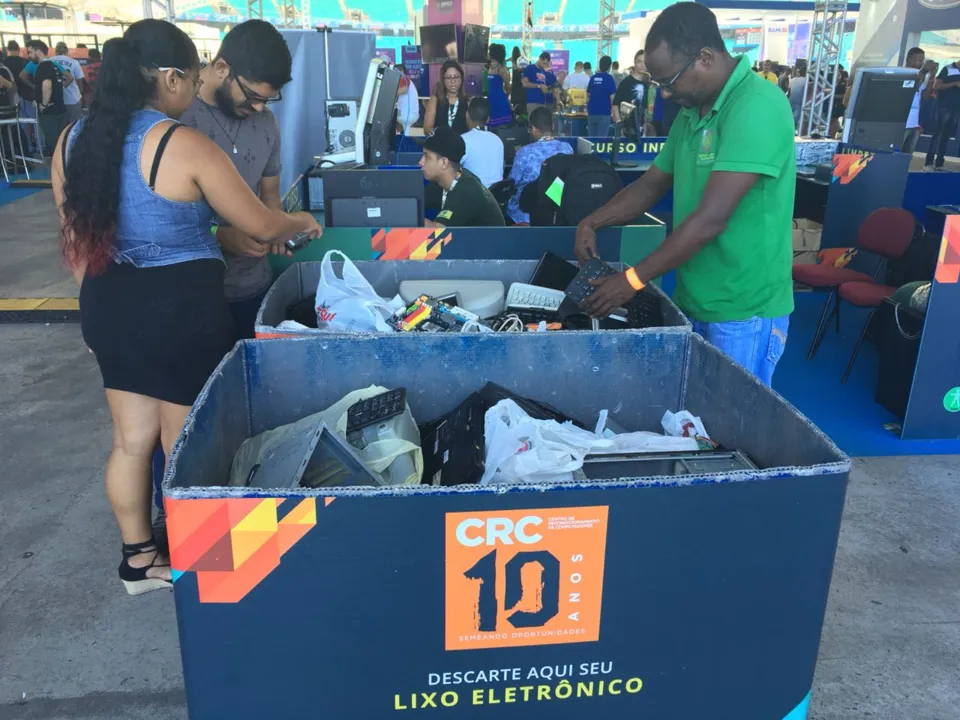 Pessoas doam seus lixos eletrônicos na CPBA