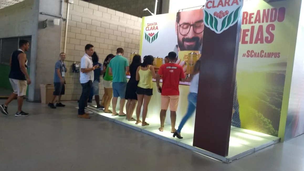 Público faz fila para ganhar seu café