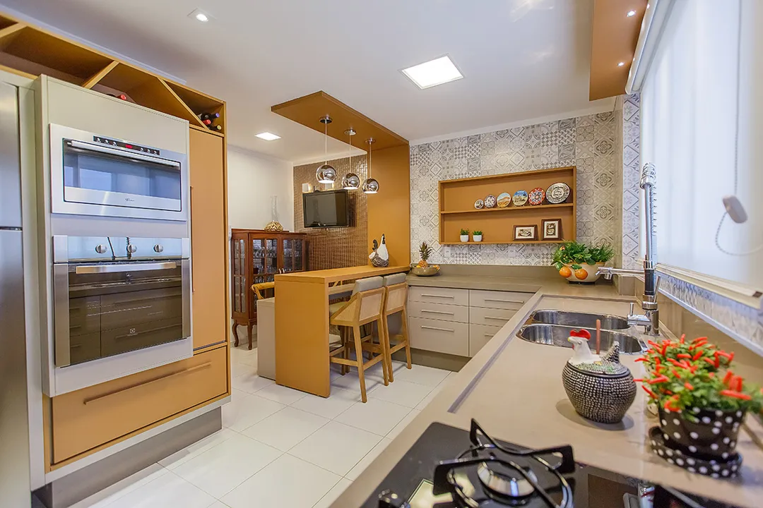 Na cozinha do Croqui Arquitetura, pratos decorativos, móveis de madeira e vasinhos de planta marcam o estilo