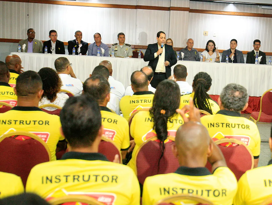 Lúcio Gomes, diretor-geral do Detran-BA, fala durante o evento de lançamento da campanha Maio Amarelo