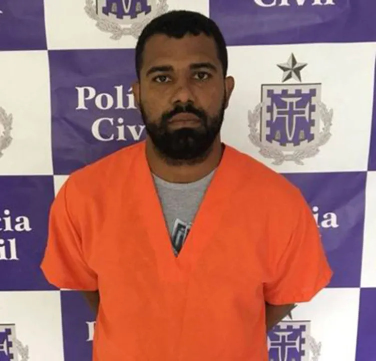 O treinador de futebol também é suspeito de sete abusos sexuais.