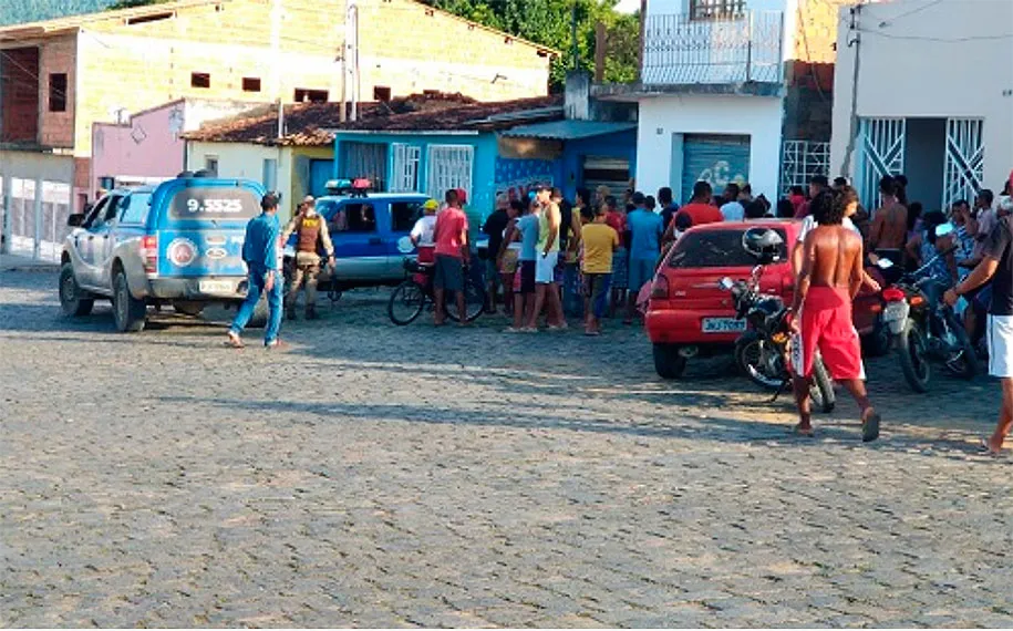 Crime foi cometido por dois homens, que se aproximaram em uma moto e atiraram contra vítima