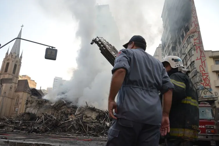 Bombeiros trabalham no ponto do desabamento em turnos de meia hora