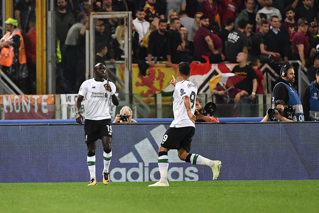 Mané comemora com Firmino após abrir o placar para os Reds