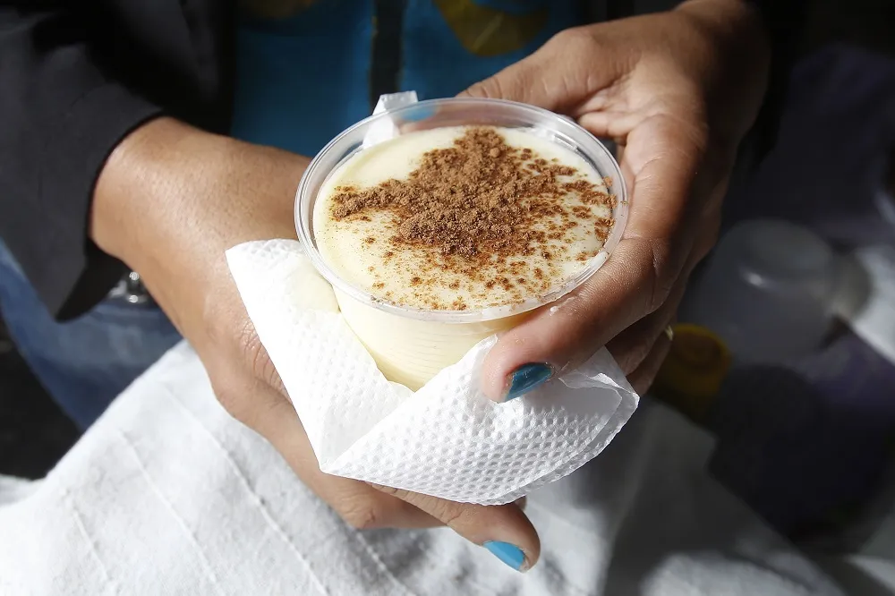Nos tabuleiros das baianas há mingau de milho, tapioca e aveia