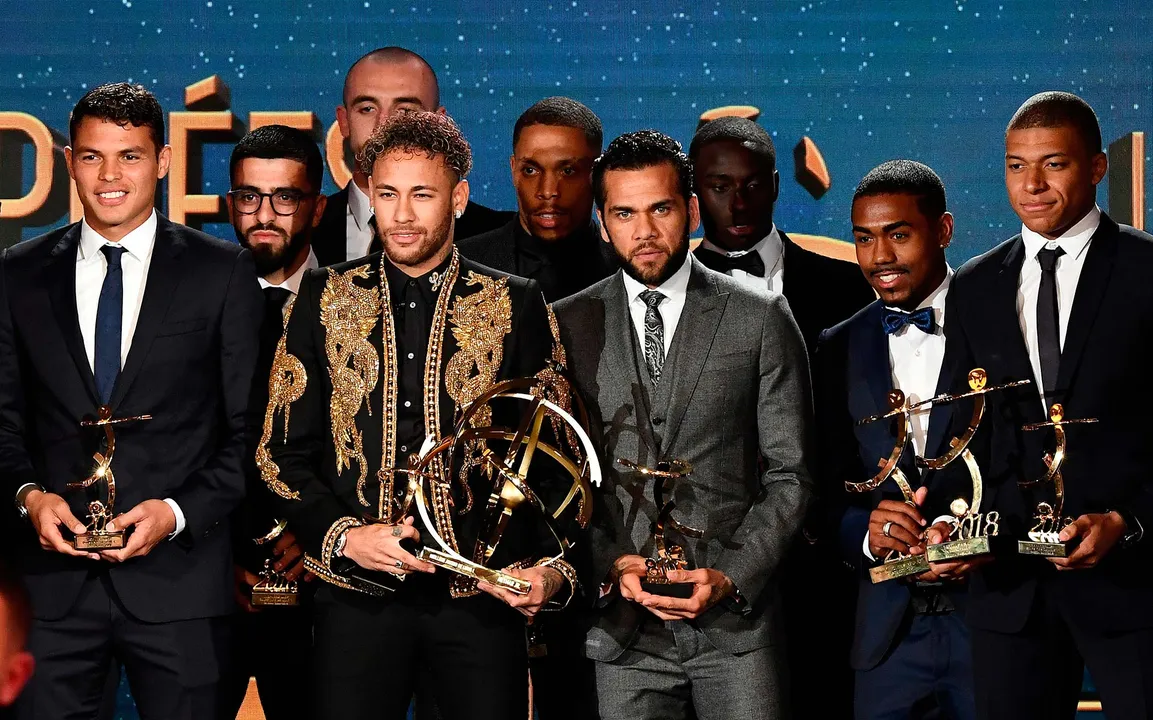 Neymar e outros jogadores brasileiros, como Daniel Alves, foram premiados neste domingo