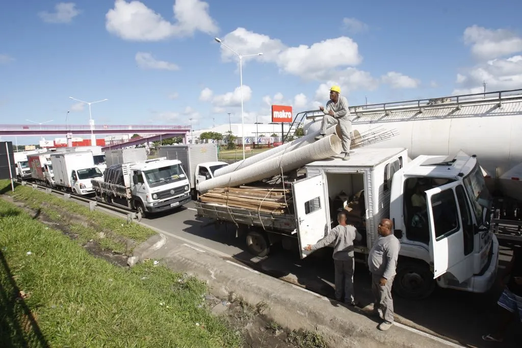 Protesto dos caminhoneiros afeta trânsito na BR-324