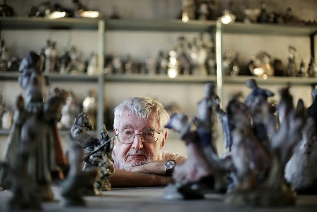 O criador Reynaldo em meio às suas criaturas