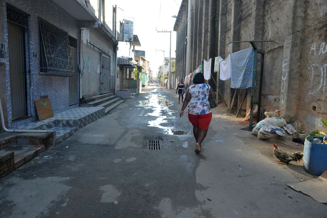 Na rua Eixo 35, moradores têm que conviver com poças