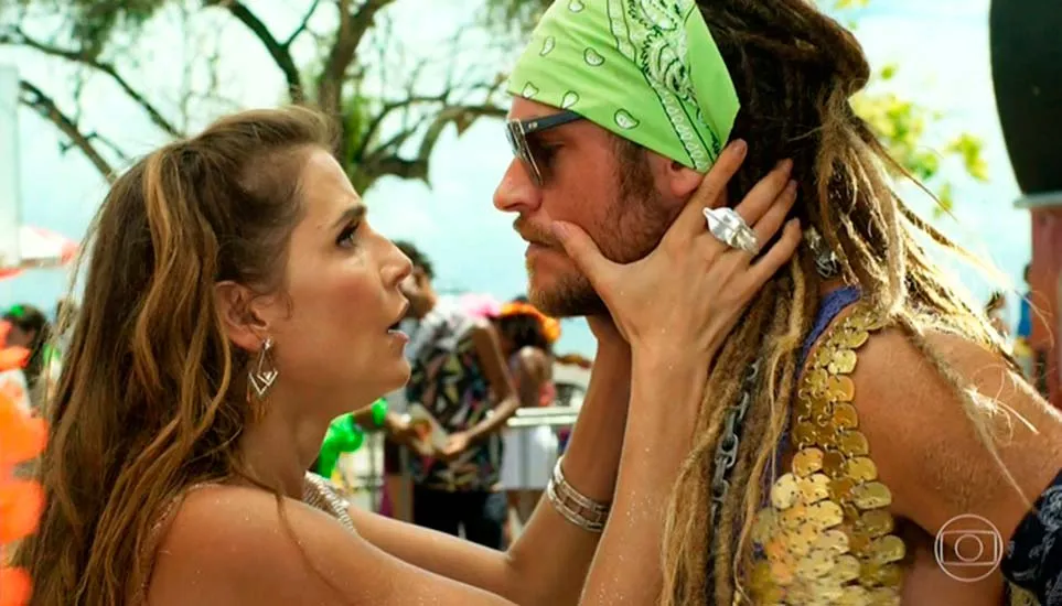 Karola (Déborah Secco) e Beto Falcão (Emilio Dantas) na estreia da trama