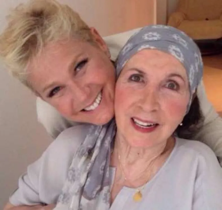 Dona Alda ao lado de Xuxa