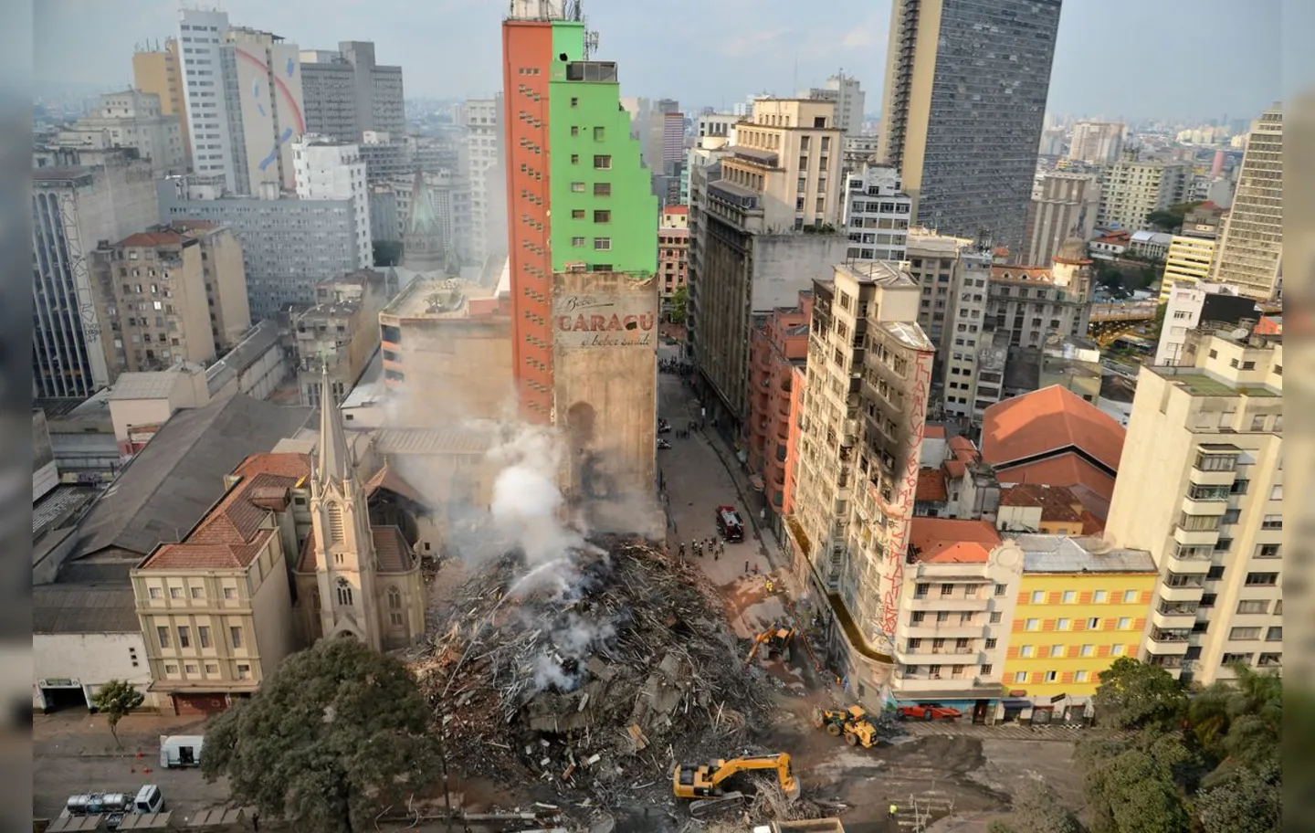 Incêndio e desabamento do prédio de 26 andares ocorreram nas primeiras horas do dia 1º de maio