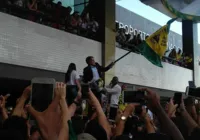 Multidão toma saguão do aeroporto para receber Bolsonaro