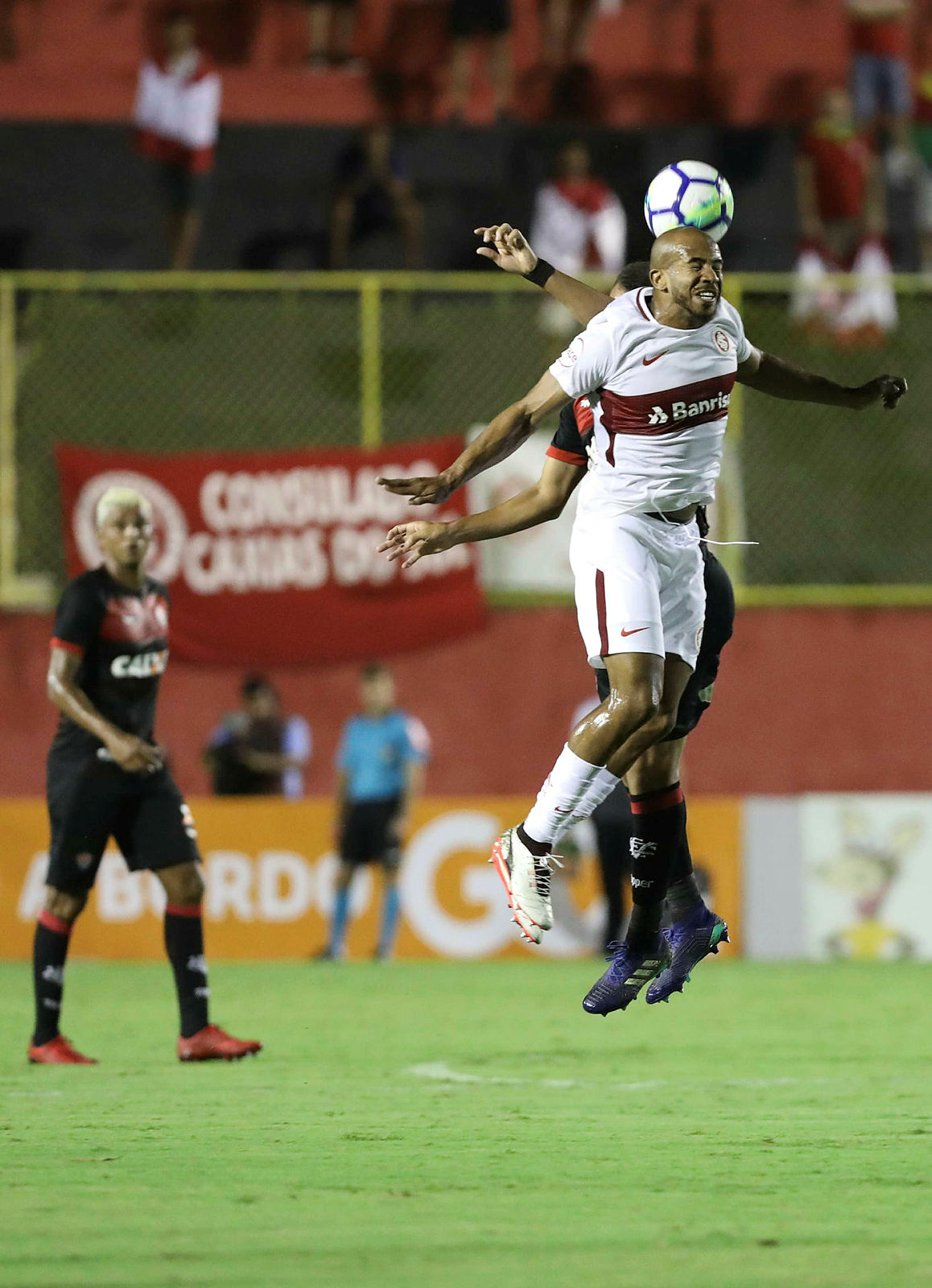 Vitória vacila outra vez, leva gol no fim e perde para o Internacional