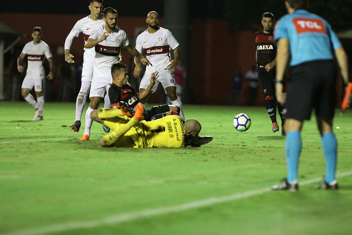 Vitória vacila outra vez, leva gol no fim e perde para o Internacional