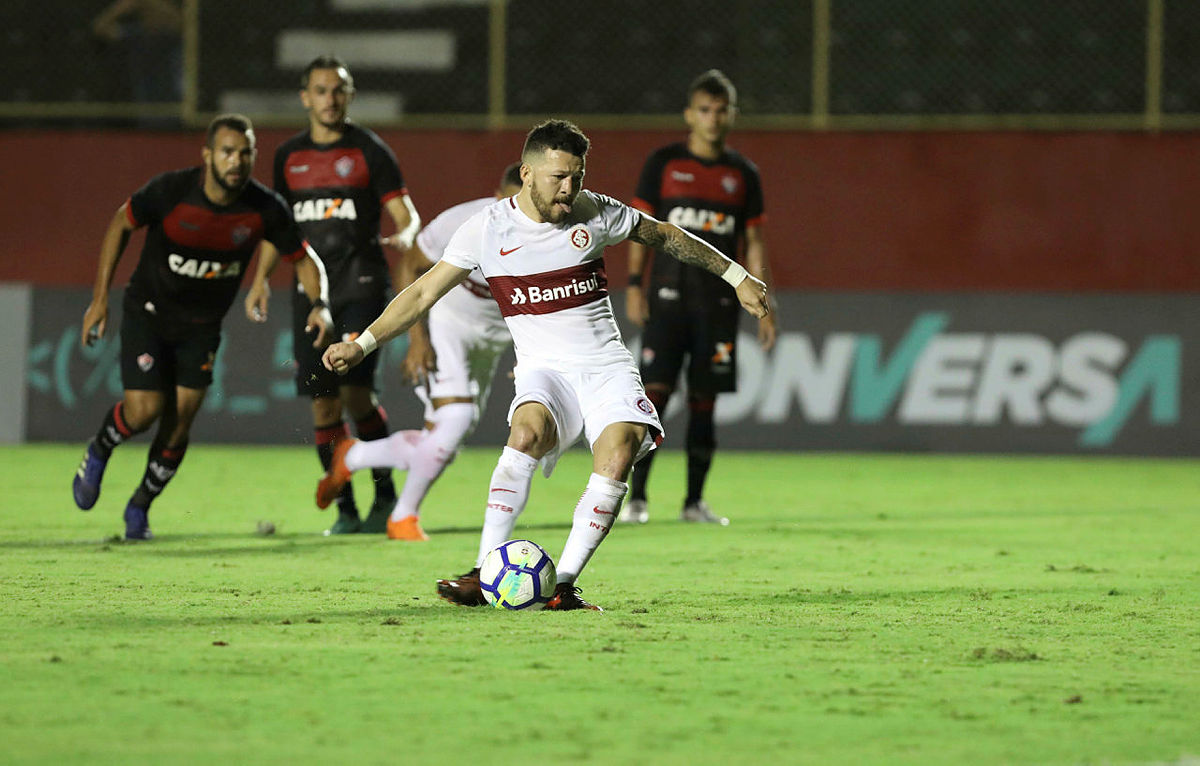 Vitória vacila outra vez, leva gol no fim e perde para o Internacional