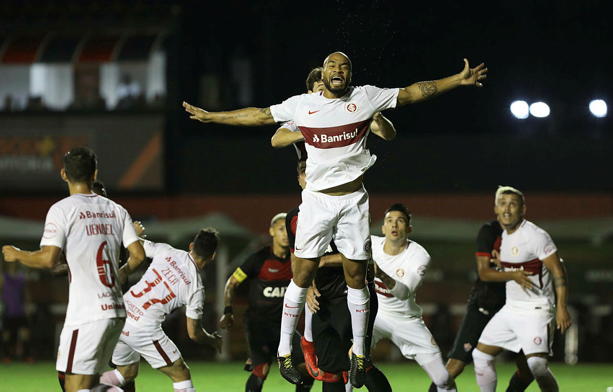 Vitória vacila outra vez, leva gol no fim e perde para o Internacional