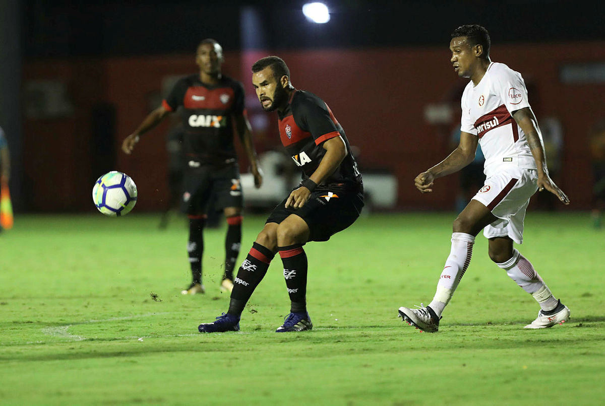 Vitória vacila outra vez, leva gol no fim e perde para o Internacional