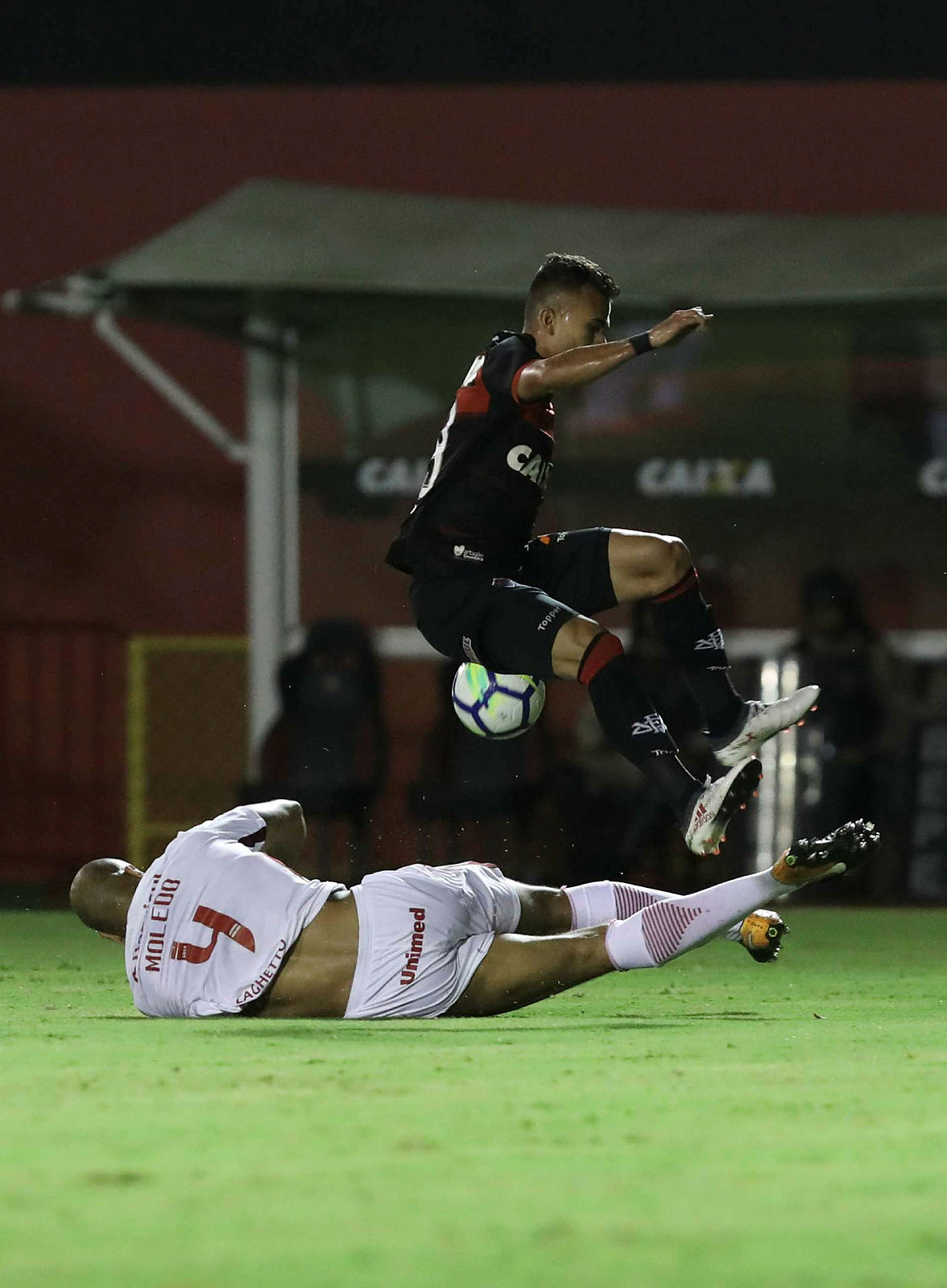 Vitória vacila outra vez, leva gol no fim e perde para o Internacional