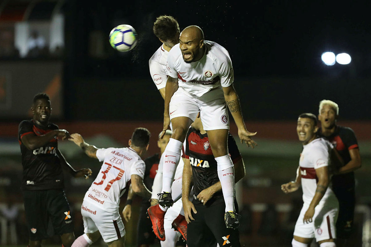 Vitória vacila outra vez, leva gol no fim e perde para o Internacional