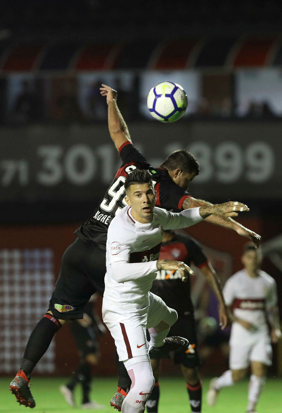 Vitória vacila outra vez, leva gol no fim e perde para o Internacional