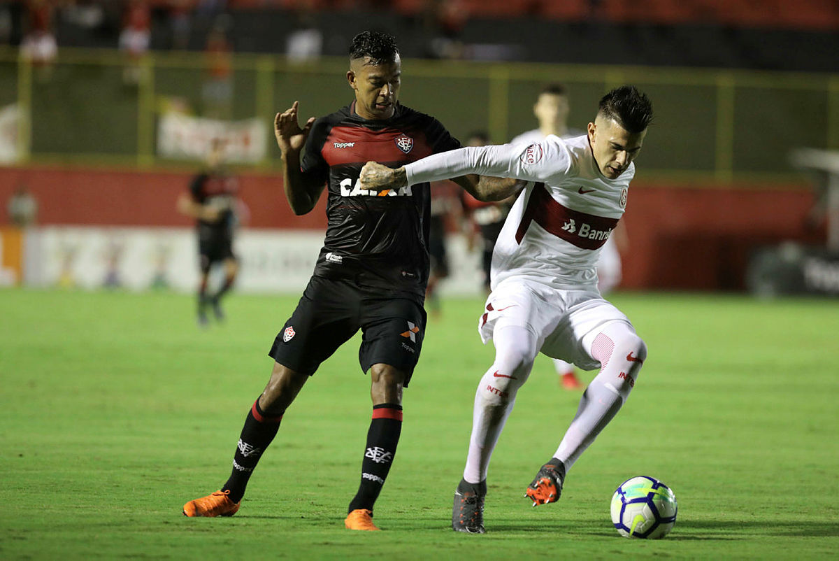 Vitória vacila outra vez, leva gol no fim e perde para o Internacional