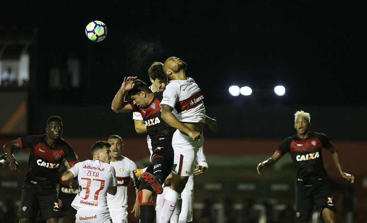 Vitória vacila outra vez, leva gol no fim e perde para o Internacional