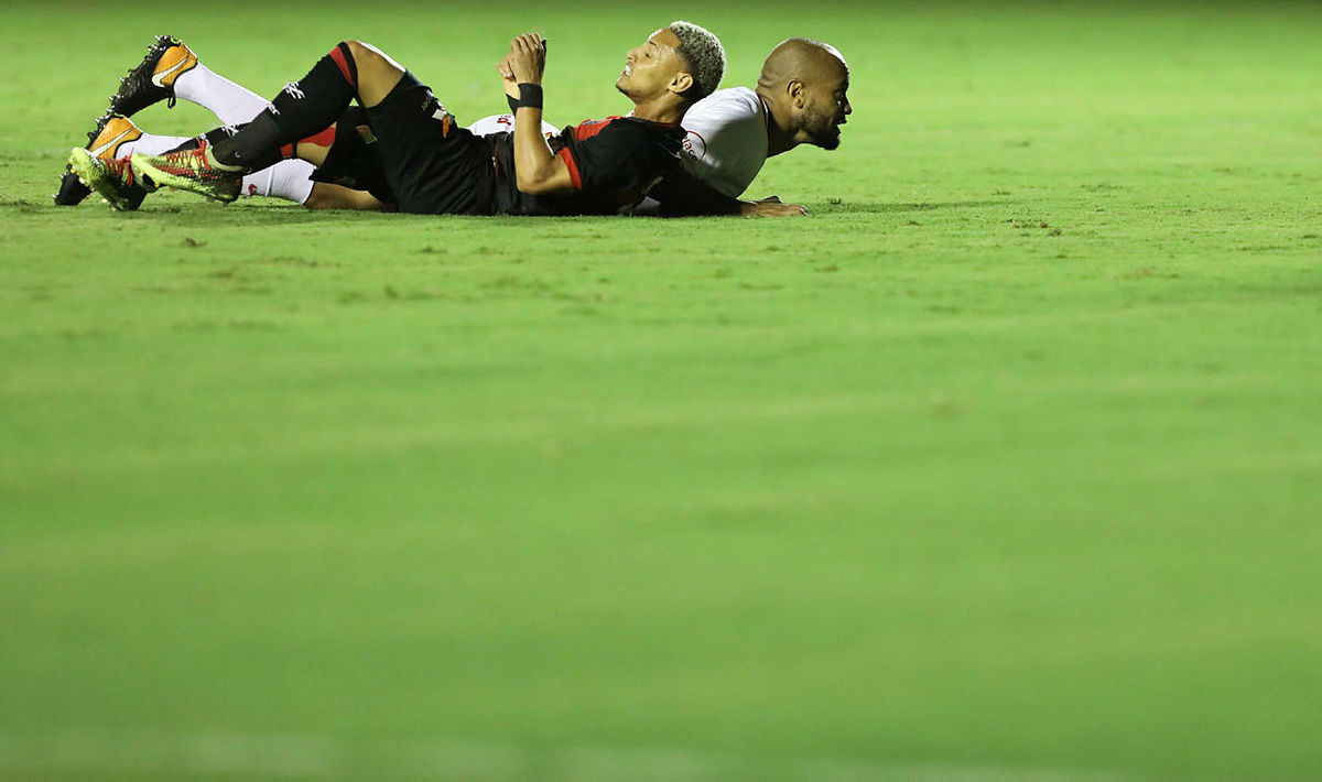 Vitória vacila outra vez, leva gol no fim e perde para o Internacional