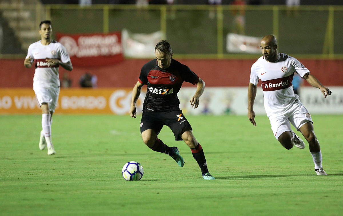 Vitória vacila outra vez, leva gol no fim e perde para o Internacional