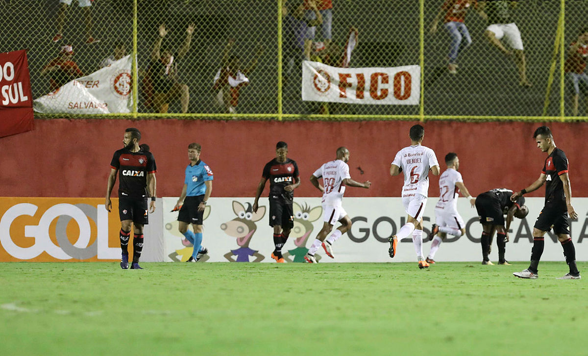 Vitória vacila outra vez, leva gol no fim e perde para o Internacional